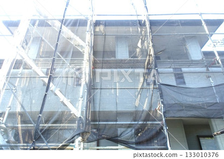 Scaffolding for exterior wall renovation work on a detached house Scaffolding for exterior wall renovation work on a detached house 133010376