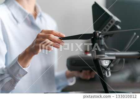 無人機操作員的雙手 133010812