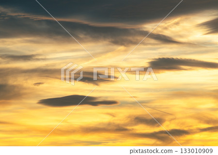 日落時分,雲朵斑駁地散開,C-2-3 電影風格 日落時分,雲朵斑駁地散開,C-2-3 電影風格 133010909