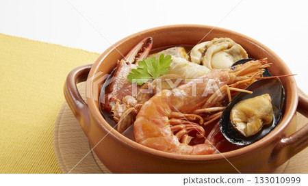 馬賽魚湯－一種源自法國南部馬賽的傳統海鮮燉菜 133010999