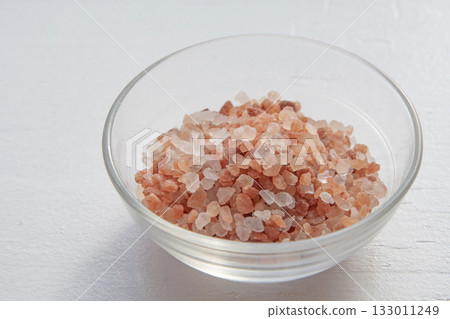 Pink rock salt in a glass container Pink rock salt in a glass container 133011249