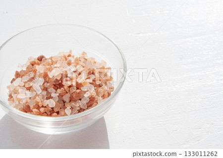 Pink rock salt in a glass container 133011262