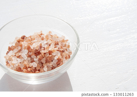 Pink rock salt in a glass container 133011263