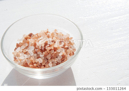 Pink rock salt in a glass container 133011264