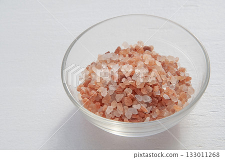Pink rock salt in a glass container 133011268