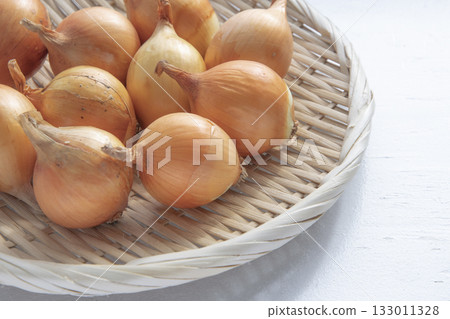 Small onions drying on a windowsill in winter 133011328