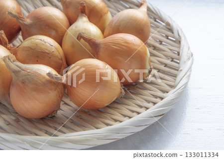 冬天，窗台上晾曬的小洋蔥 133011334