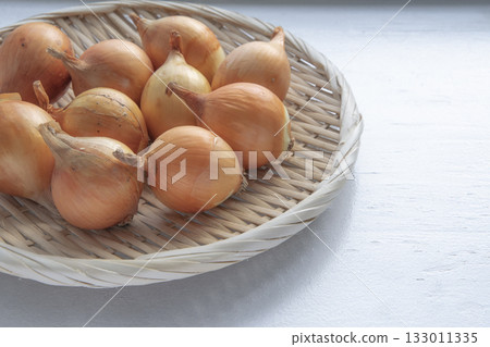 冬天，窗台上晾曬的小洋蔥 133011335