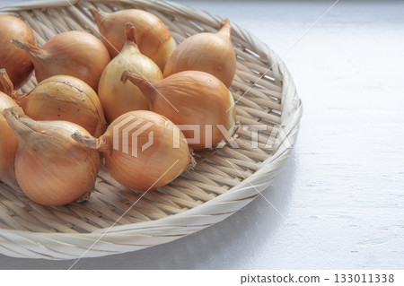 Small onions drying on a windowsill in winter 133011338