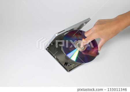 將光碟插入CD播放器 將光碟插入CD播放器 133011346