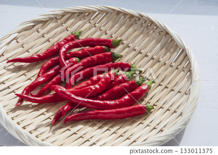 冬天，辣椒在窗台上晾曬 133011375