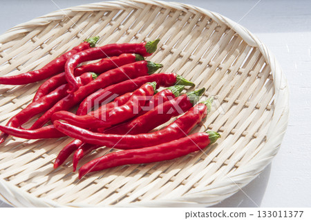 冬天，辣椒在窗台上晾曬 133011377