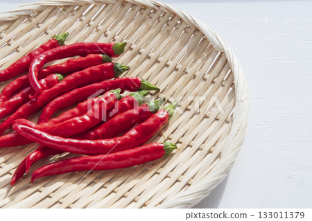 冬天，辣椒在窗台上晾曬 133011379