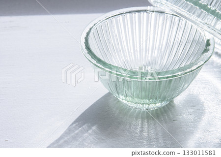 窗台上的玻璃容器 133011581