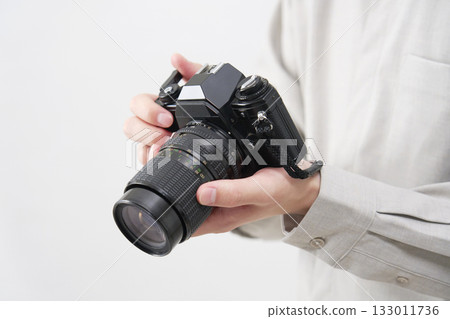 男子手持底片相機，白色背景，無臉 133011736