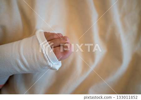 be hospitalized, feet, paw 133011852