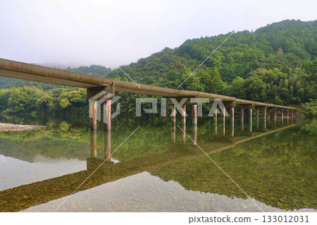 Takase Submerged Bridge on the Shimanto River (Shimanto City, Kochi Prefecture) 133012031