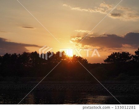 河被夕陽染成 河被夕陽染成 133012281