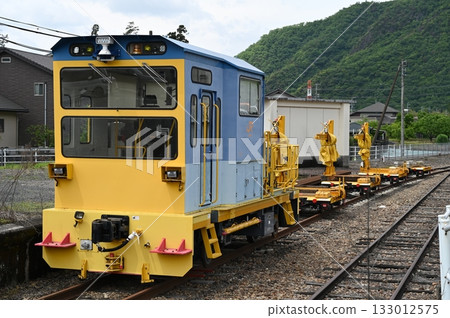 Maintenance vehicles parked at Sakahogi Station on the Takayama Main Line 133012575