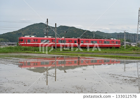 Meitetsu Hiromi Line 6000 series train 6011 formation white stripe going through the water mirror of Mitake Meitetsu Hiromi Line 6000 series train 6011 formation white stripe going through the water mirror of Mitake 133012576