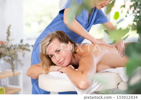 Woman get course of physiotherapy 133012834