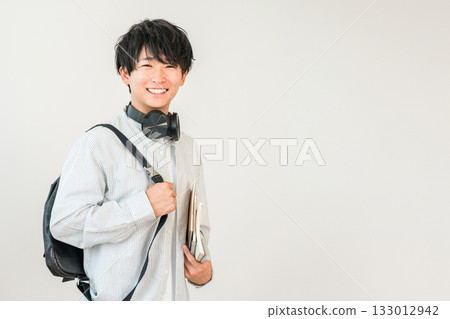 Textbooks, students holding books, male university students (advancement, examination, campus life) 133012942