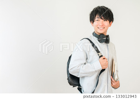 教科書、學生手持書籍、男大生（升學、考試、校園生活） 133012943