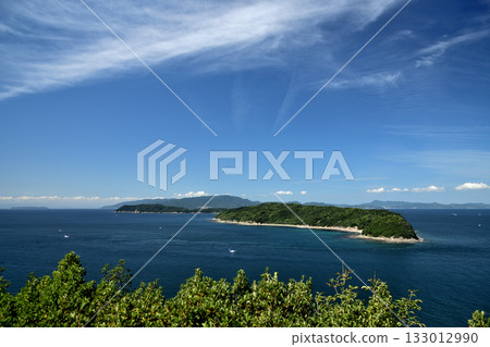 View of the Tomogashima Islands from the remains of the Miyama Battery (from the front are Jinoshima and Okinoshima, and beyond them is Awajishima) [Wakayama City, Wakayama Prefecture] 133012990