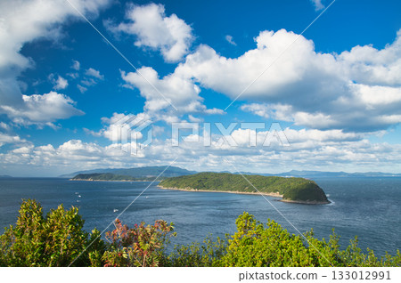 View of the Tomogashima Islands from the remains of the Miyama Battery (from the front are Jinoshima and Okinoshima, and beyond them is Awajishima) [Wakayama City, Wakayama Prefecture] 133012991