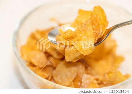 用湯匙舀玉米片 133013494