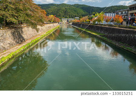 京都琵琶湖運河的秋景 133015251
