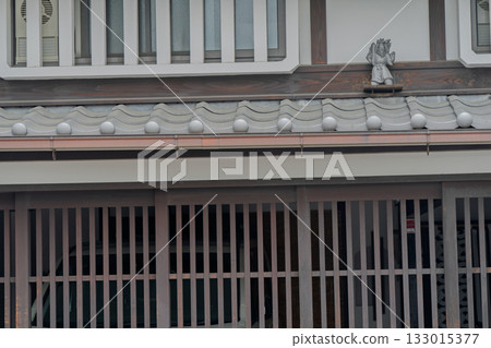 Photographing Shoki-san, the guardian deity installed on the roof to ward off evil spirits 133015377