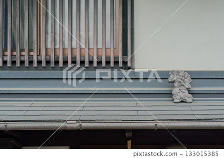 Photographing Shoki-san, the guardian deity installed on the roof to ward off evil spirits 133015385
