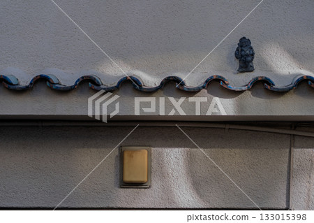 Photographing Shoki-san, the guardian deity installed on the roof to ward off evil spirits Photographing Shoki-san, the guardian deity installed on the roof to ward off evil spirits 133015398