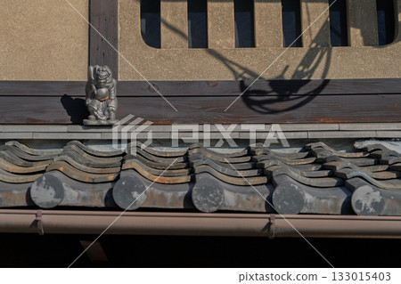 Photographing Shoki-san, the guardian deity installed on the roof to ward off evil spirits 133015403