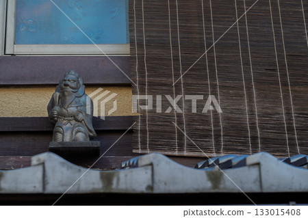 Photographing Shoki-san, the guardian deity installed on the roof to ward off evil spirits 133015408