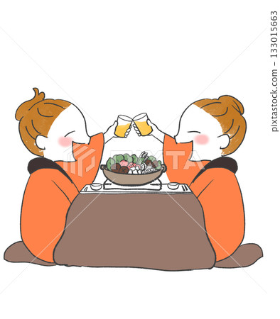 女人們圍坐在暖桌旁，一邊吃著火鍋一邊舉杯祝酒。 133015663