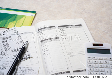 Household accounting, managing your income and expenses to live a happy and fulfilling family life 133016640