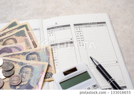 Household accounting, managing your income and expenses to live a happy and fulfilling family life Household accounting, managing your income and expenses to live a happy and fulfilling family life 133016655