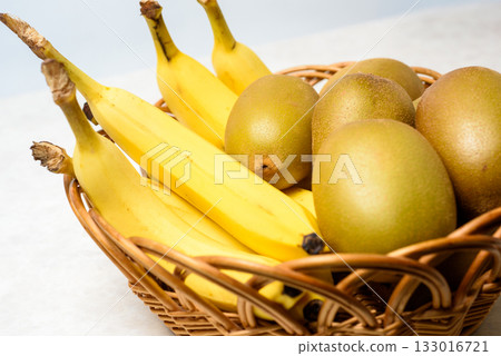 Kiwi fruit, fresh gold kiwi Kiwi fruit, fresh gold kiwi 133016721