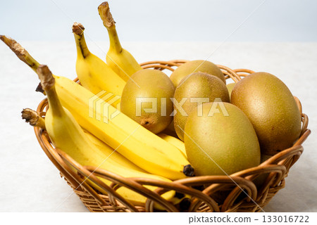 Kiwi fruit, fresh gold kiwi 133016722