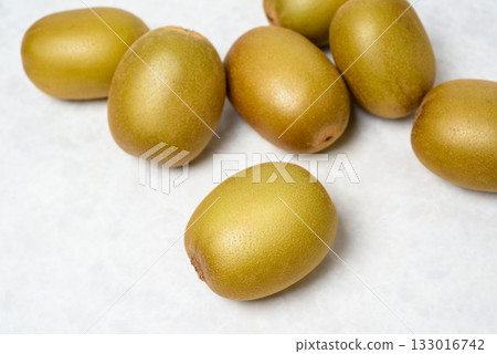 Kiwi fruit, fresh gold kiwi 133016742