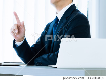 Businessman explaining 133016818