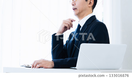 Businessman who receives explanation 133016876