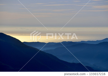 天狗高原、姬鶴平、山和海（愛媛縣熊高原町） 133017216