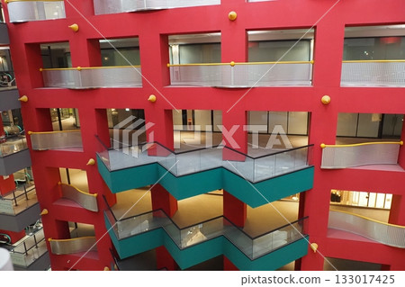 色彩繽紛的建築內部 色彩繽紛的建築內部 133017425