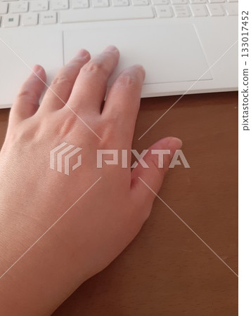 Left hand used for PC operation Back of left hand 133017452