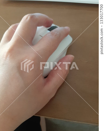 一手拿著滑鼠，女人的手背 133017700