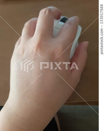 用手操作滑鼠 用手操作滑鼠 133017888