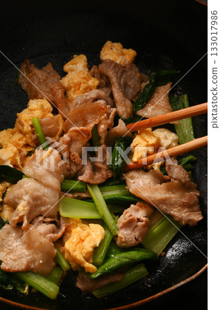 Stir-fried Chinese-style egg with pork and Japanese mustard spinach 133017986